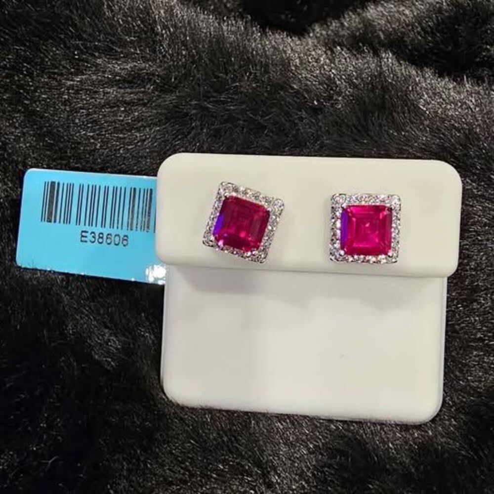 2.72 CTW (6MM) Princess cut Ruby Corundum set in .925 sterling silver.
